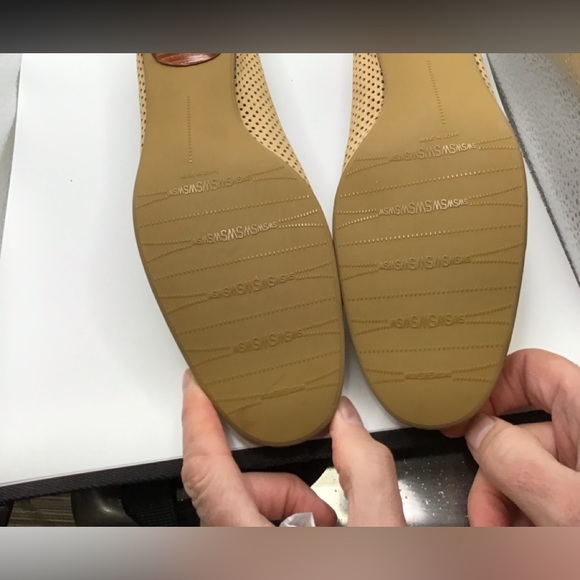Stuart Weitzman Light Tan Shoe with small wood heel-in size 9 - Picture 3 of 5